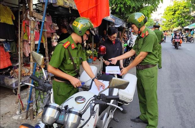 Đỗ xe máy trên vỉa hè: CSGT TP.HCM ghi hình phạt nguội gần 100 trường hợp - Ảnh 4.