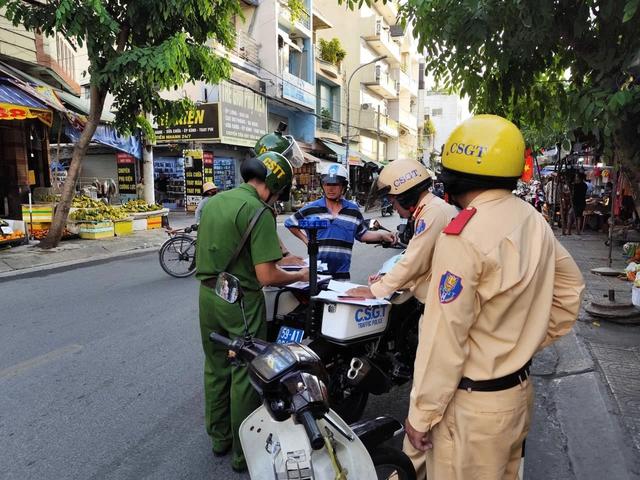 Đỗ xe máy trên vỉa hè: CSGT TP.HCM ghi hình phạt nguội gần 100 trường hợp - Ảnh 5.