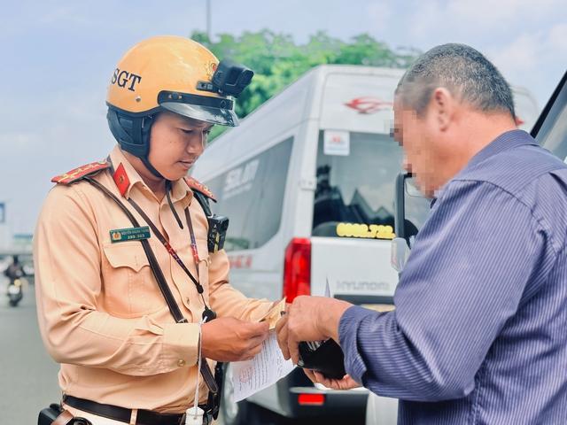 CSGT TP.HCM cảnh báo khẩn nguyên nhân tai nạn do người lái xe 'quá tự tin'- Ảnh 2.