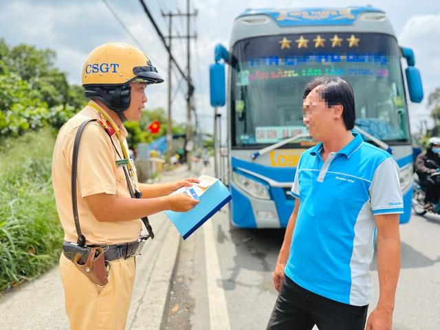 CSGT TP.HCM phạt gần 2.100 xe khách, xe chở hàng sau 10 ngày: Lỗi nào nhiều nhất? - Ảnh 1.