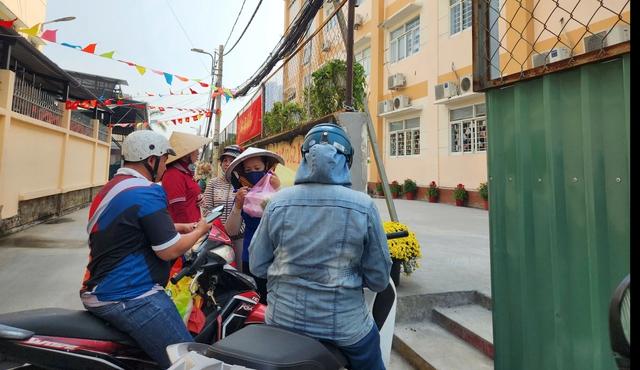 Mang cơm đến trường, phụ huynh bật khóc lo lắng bữa ăn bán trú của con - Ảnh 1.