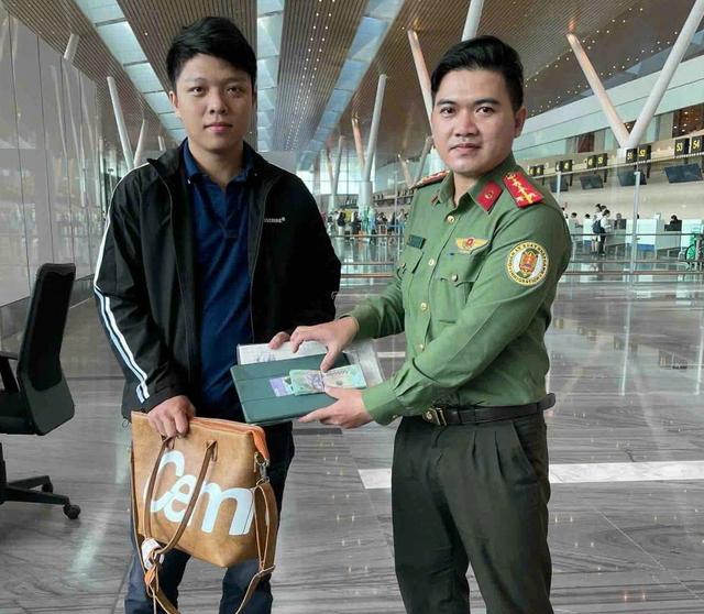 Công an Tân Sơn Nhất trả tài sản hơn 1 tỉ đồng cho nhiều khách làm rơi - Ảnh 1.