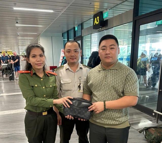 5 khách Việt, khách Tây cùng nhận 'quà' bất ngờ từ Công an Tân Sơn Nhất- Ảnh 1.