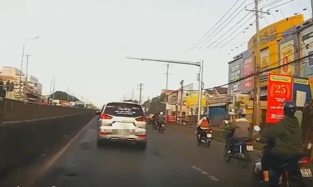 Xử phạt tài xế ô tô sử dụng còi ưu tiên dù không phải xe ưu tiên- Ảnh 1.