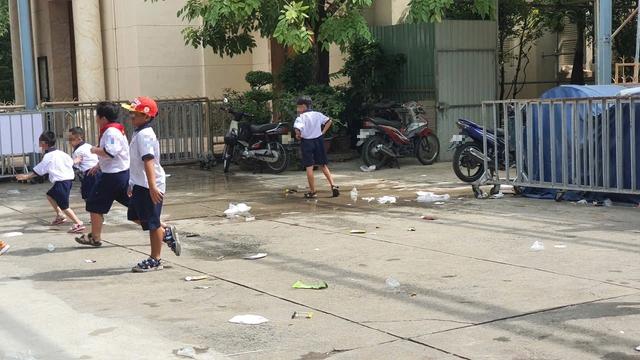 Những bịch rác bị ném ngay sau lưng phụ huynh - Ảnh 2.