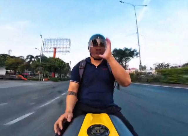 CSGT TP.HCM tịch thu mô tô, phạt hơn 13 triệu người buông 2 tay nghe điện thoại - Ảnh 1.
