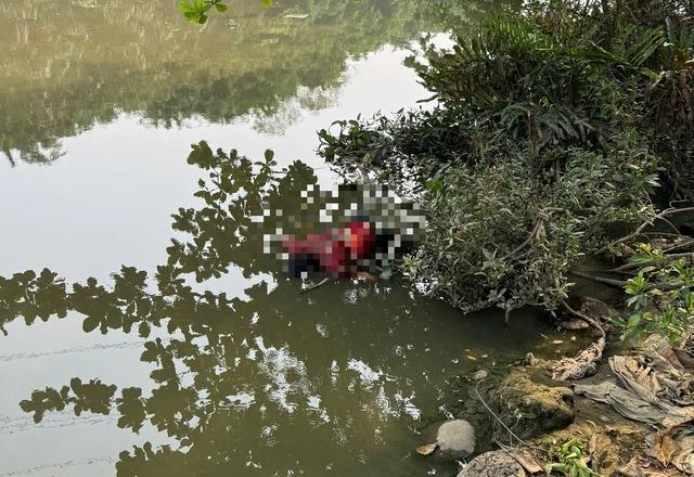 Phát hiện thi thể nam giới mặc áo in 'Ban Chỉ huy Quân sự phường Phú Lâm' - Ảnh 1.