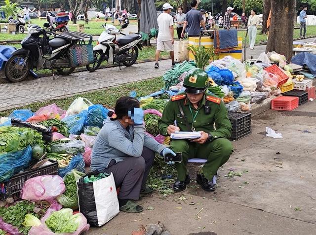 TP.HCM 'dẹp loạn' lấn chiếm lòng lề đường- Ảnh 1.