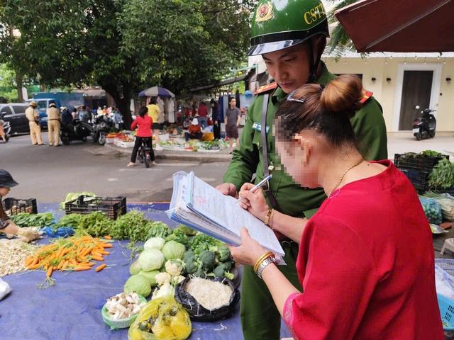 TP.HCM: Xử lý kiên quyết vi phạm vỉa hè, lòng đường ở nhiều tuyến phố- Ảnh 7.
