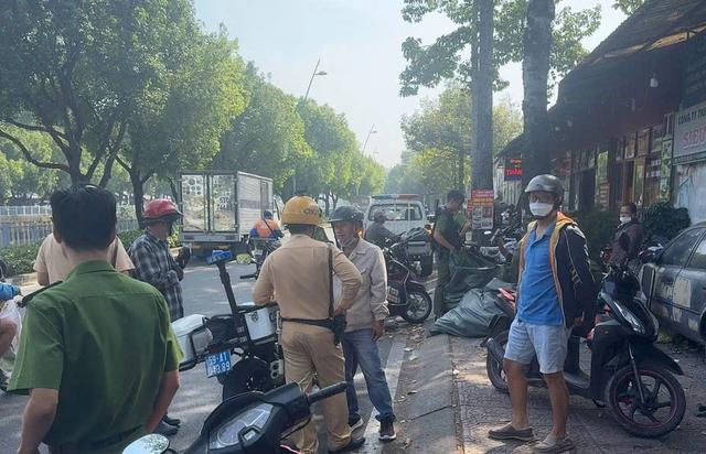 TP.HCM 'dẹp loạn' lấn chiếm lòng lề đường- Ảnh 4.