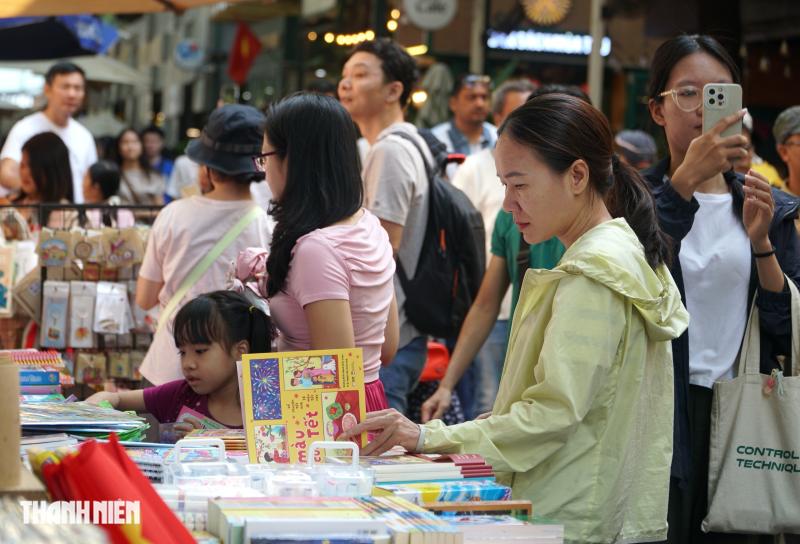 Ngày đầu năm mới 2026: Thảo Cầm Viên, đường sách đông nghẹt người đi chơi  - Ảnh 11.