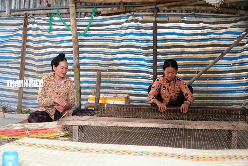 Làng dệt chiếu cói Phú Tân bên đầm Ô Loan giữ gìn nghề truyền thống trăm năm - Ảnh 3.