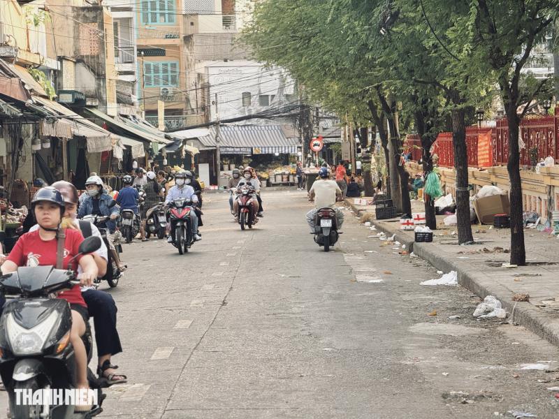 TP.HCM xử lý lấn chiếm vỉa hè: Chợ Bà Chiểu 'lột xác', người dân ngạc nhiên - Ảnh 10.
