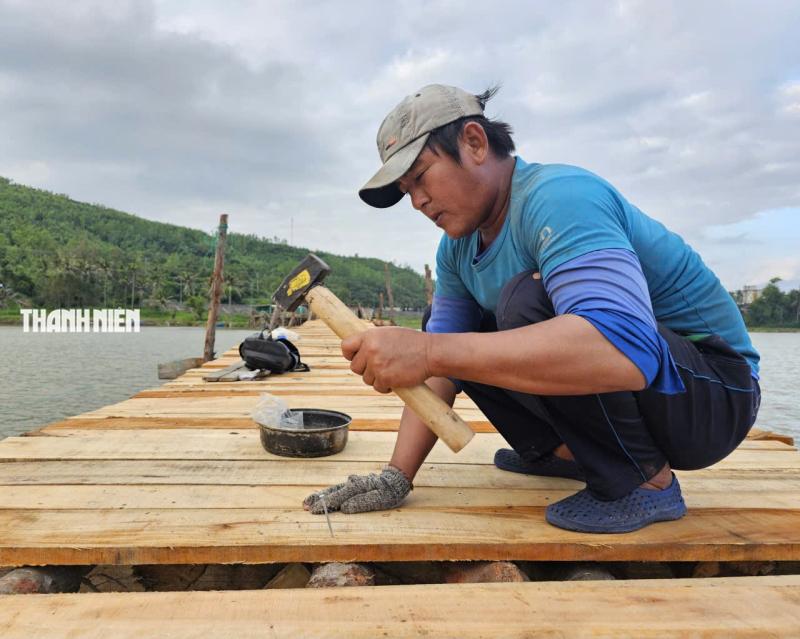 Cầu gỗ dài nhất Việt Nam hồi sinh: ‘Người nhái’ dựng lại Ông Cọp - Ảnh 9.