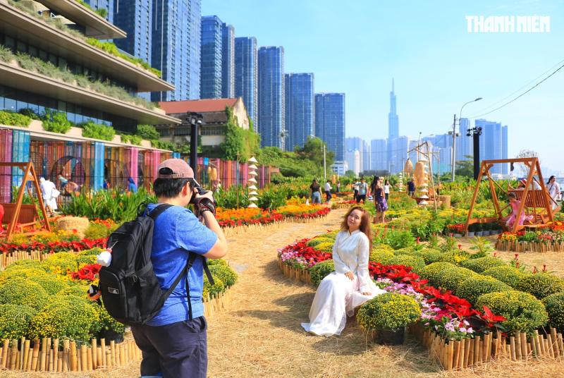Vườn hoa tết 'mới toanh' gây sốt ngay trung tâm TP.HCM: Đông người đổ về check-in- Ảnh 1.