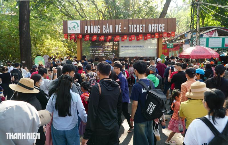 Ngày đầu năm mới 2026: Thảo Cầm Viên, đường sách đông nghẹt người đi chơi  - Ảnh 2.