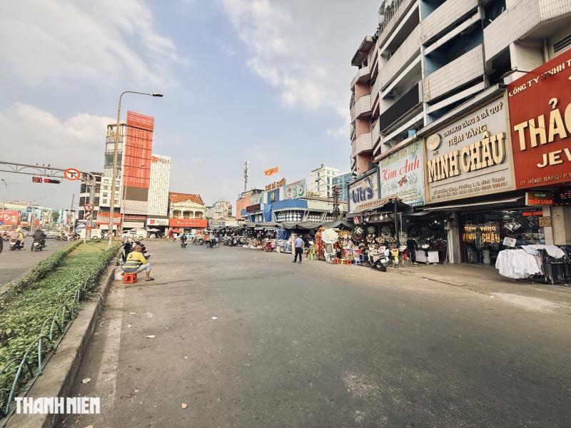 TP.HCM xử lý lấn chiếm vỉa hè: Chợ Bà Chiểu 'lột xác', người dân ngạc nhiên - Ảnh 1.
