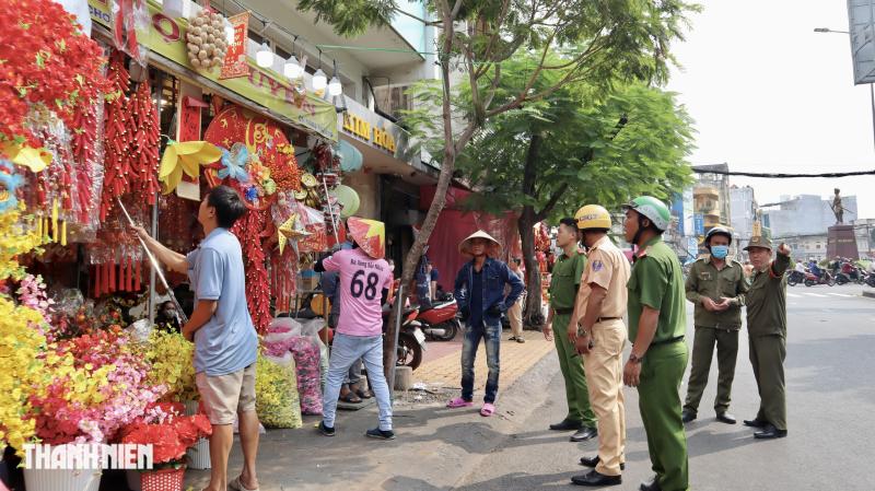 TP.HCM xử lý lấn chiếm vỉa hè: Cửa hàng khu Chợ Lớn thu dọn bất ngờ - Ảnh 2.