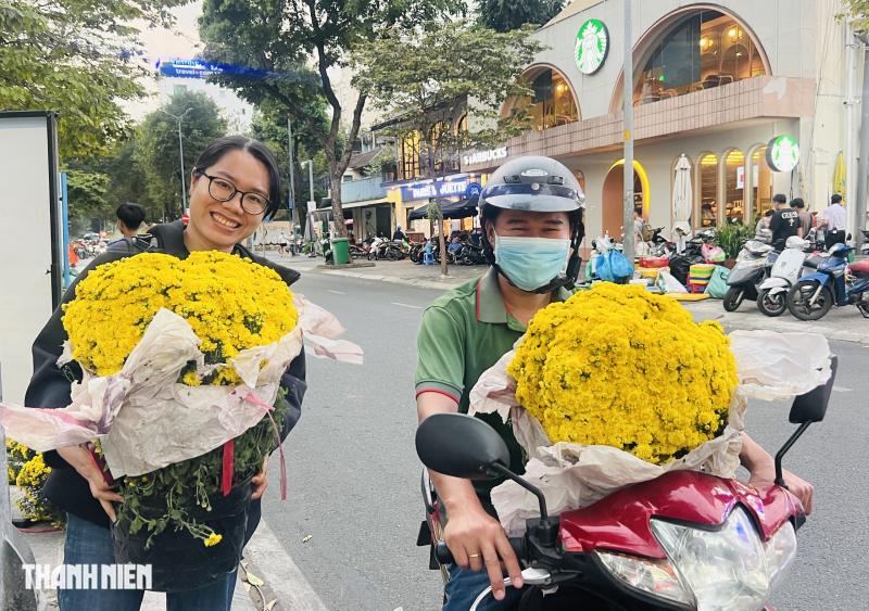 Người dân TP.HCM bất ngờ khi 1.000 chậu hoa tết được tặng miễn phí chiều nay- Ảnh 4.