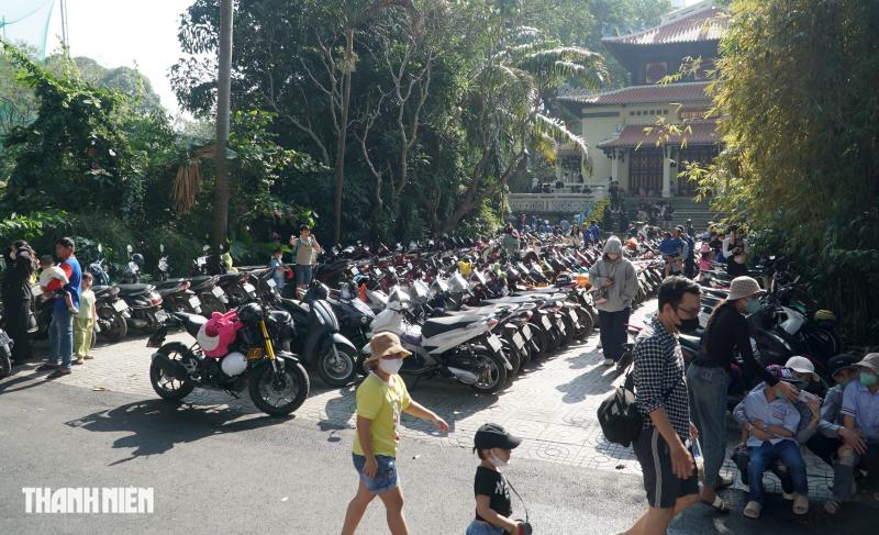 Ngày đầu năm mới 2026: Thảo Cầm Viên, đường sách đông nghẹt người đi chơi  - Ảnh 6.