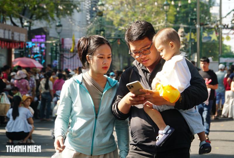 Ngày đầu năm mới 2026: Thảo Cầm Viên, đường sách đông nghẹt người đi chơi  - Ảnh 7.