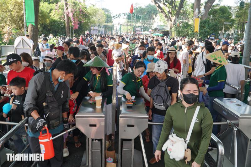 Ngày đầu năm mới 2026: Thảo Cầm Viên, đường sách đông nghẹt người đi chơi  - Ảnh 5.