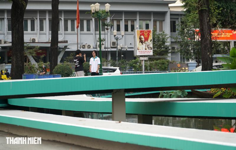 Hồ Con Rùa khoác ‘áo mới’, đổi gam màu lạ mắt trước thềm Tết Bính Ngọ - Ảnh 11.