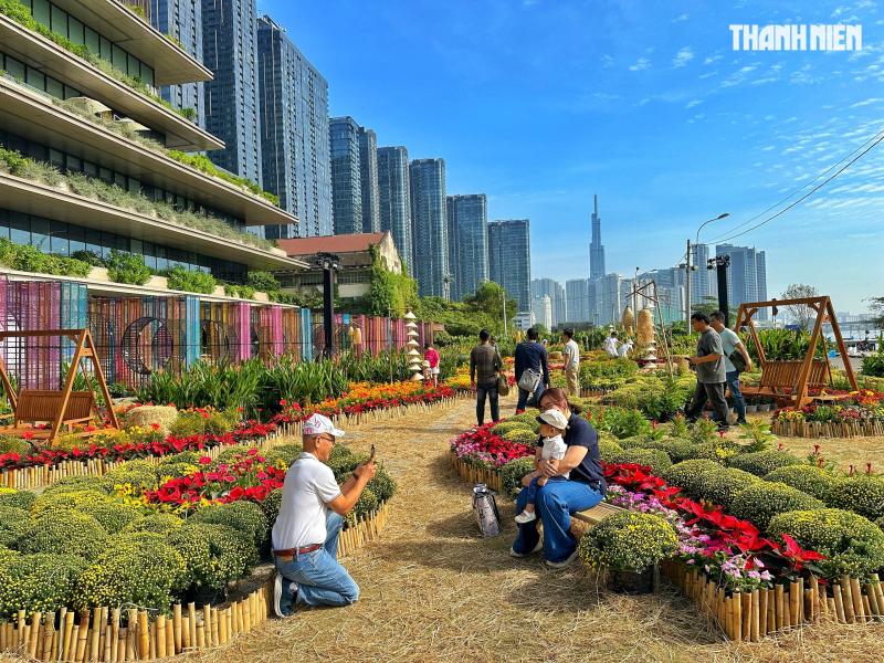 Vườn hoa tết 'mới toanh' gây sốt ngay trung tâm TP.HCM: Đông người đổ về check-in- Ảnh 8.