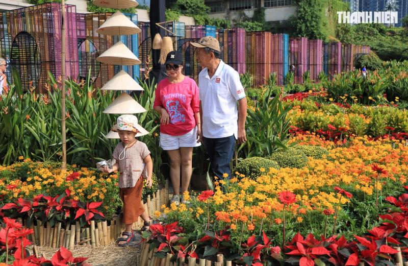 Vườn hoa tết 'mới toanh' gây sốt ngay trung tâm TP.HCM: Đông người đổ về check-in- Ảnh 13.