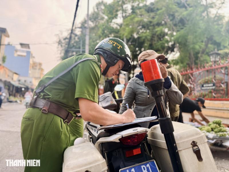 TP.HCM xử lý lấn chiếm vỉa hè: Chợ Bà Chiểu 'lột xác', người dân ngạc nhiên - Ảnh 9.