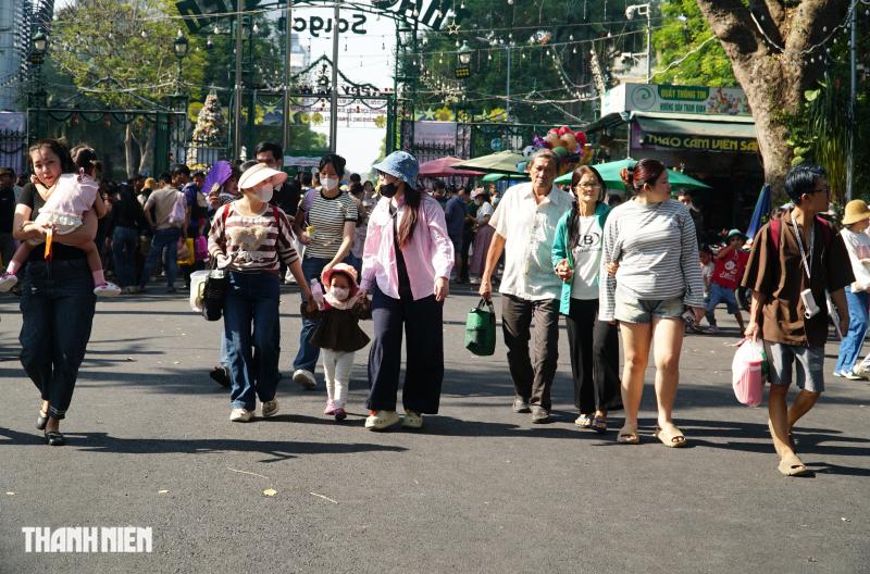 Ngày đầu năm mới 2026: Thảo Cầm Viên, đường sách đông nghẹt người đi chơi  - Ảnh 4.