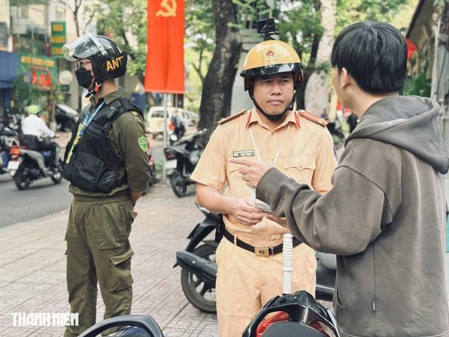 Đỗ xe máy trên vỉa hè TP.HCM theo hướng dẫn của hàng  quán: Ai bị CSGT phạt? - Ảnh 3.