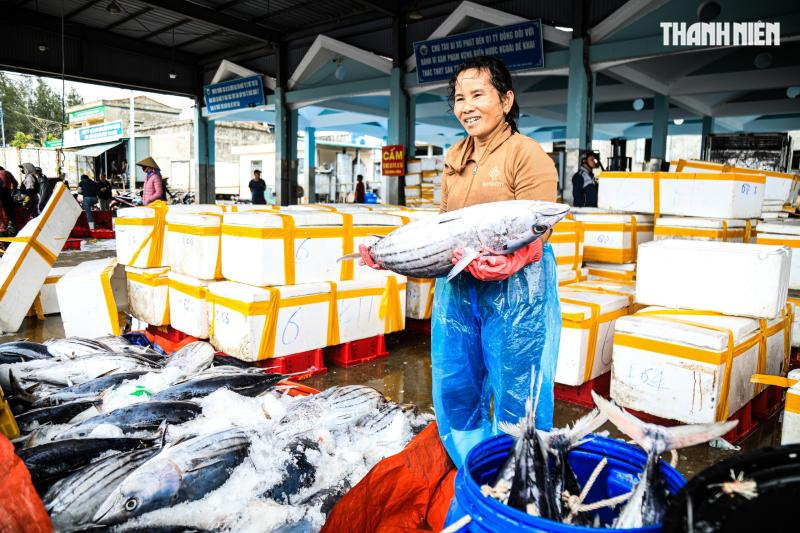 Cảng cá Quảng Ngãi rộn ràng phiên biển cuối năm: Mệt mấy cũng vui- Ảnh 2.