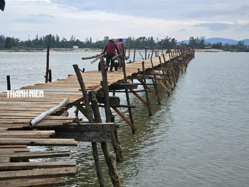 Cầu gỗ dài nhất Việt Nam hồi sinh: ‘Người nhái’ dựng lại Ông Cọp - Ảnh 1.