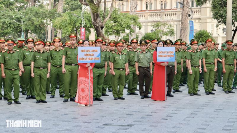 TP.HCM ra quân dẹp lấn chiếm vỉa hè: Không né tránh nhưng bảo đảm nhân văn - Ảnh 2.