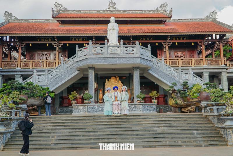 Chùa Sắc tứ Khải Đoan của triều Nguyễn: Người dân diện áo dài, chụp hình lưu niệm - Ảnh 2.