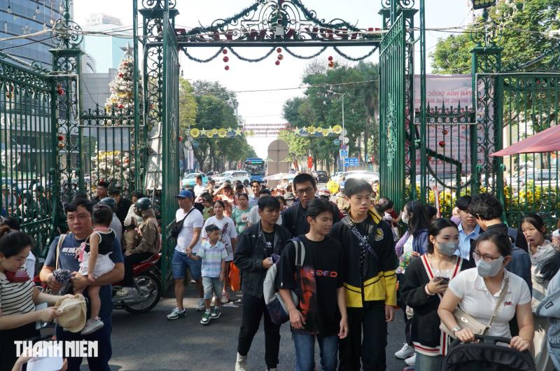 Ngày đầu năm mới 2026: Thảo Cầm Viên, đường sách đông nghẹt người đi chơi  - Ảnh 1.