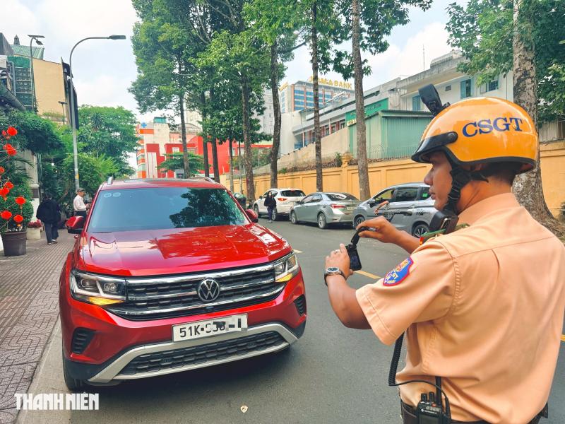 Đỗ xe máy trên vỉa hè, CSGT phạt nhiều trường hợp vi phạm ở trung tâm TP.HCM - Ảnh 7.