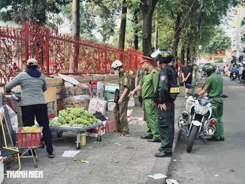 TP.HCM xử lý lấn chiếm vỉa hè: Chợ Bà Chiểu 'lột xác', người dân ngạc nhiên - Ảnh 7.