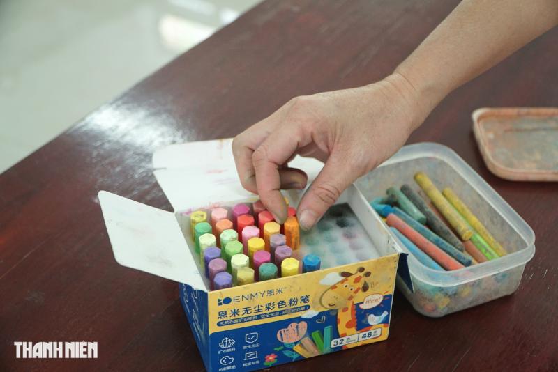 Cô giáo vẽ tranh linh vật ngựa bằng phấn trên bảng đen gây ‘sốt’ mạng xã hội - Ảnh 3.