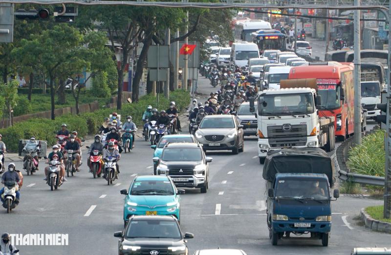 Người miền Tây ùn ùn trở lại TP.HCM sau kỳ nghỉ Tết Dương lịch 4 ngày- Ảnh 7.