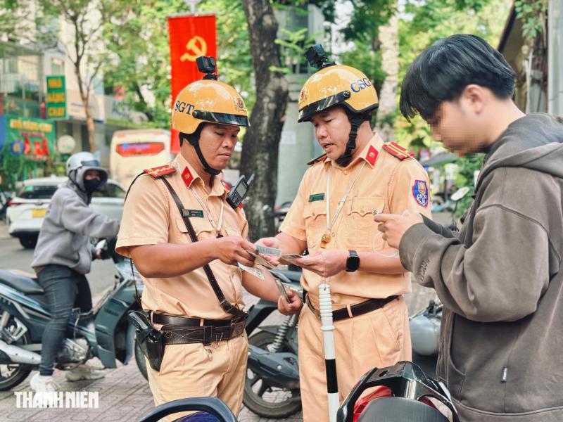 Đỗ xe máy trên vỉa hè, CSGT phạt nhiều trường hợp vi phạm ở trung tâm TP.HCM - Ảnh 5.