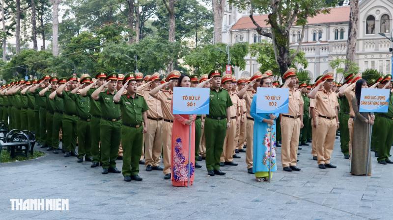 TP.HCM ra quân dẹp lấn chiếm vỉa hè: Không né tránh nhưng bảo đảm nhân văn - Ảnh 1.