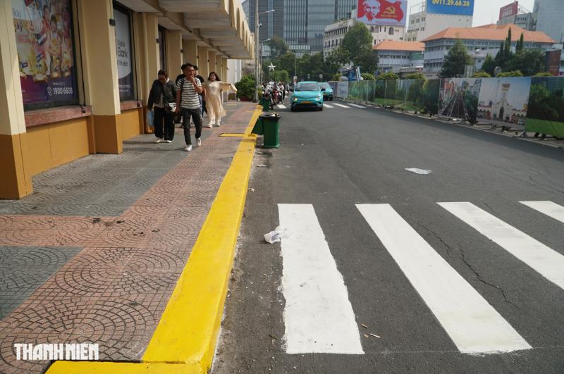 Chợ Bến Thành đang ‘thay áo mới’ chuẩn bị đón Tết Bính Ngọ sắp đến - Ảnh 9.