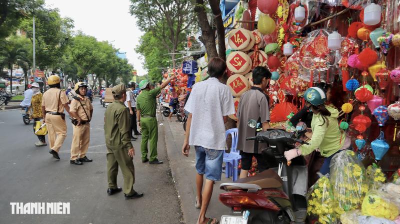 TP.HCM xử lý lấn chiếm vỉa hè: Cửa hàng khu Chợ Lớn thu dọn bất ngờ - Ảnh 6.