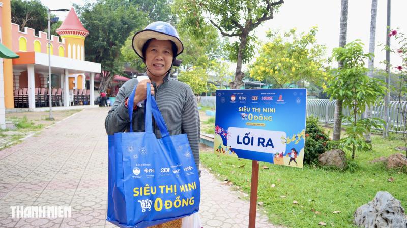 Sắm tết ở siêu thị mini 0 đồng, TP.HCM: Mấy chục năm mới mua sắm kiểu này- Ảnh 4.