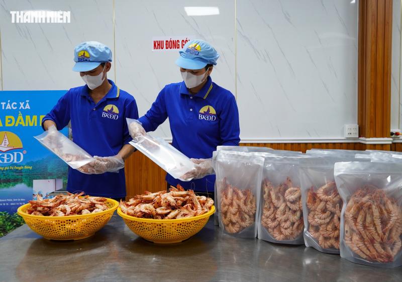 Tôm sú khô nguyên vỏ Cà Mau 'cháy hàng' dịp tết, giá 1,5 triệu/kg vẫn hút khách - Ảnh 13.