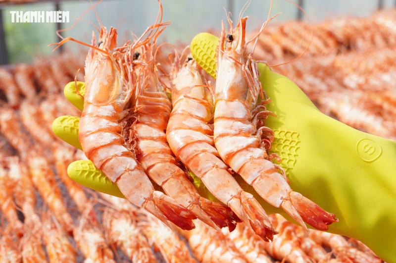 Tôm sú khô nguyên vỏ Cà Mau 'cháy hàng' dịp tết, giá 1,5 triệu/kg vẫn hút khách - Ảnh 9.