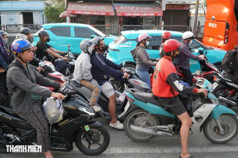 Người miền Tây ùn ùn trở lại TP.HCM sau kỳ nghỉ Tết Dương lịch 4 ngày- Ảnh 5.