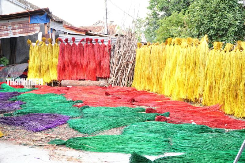 Làng dệt chiếu cói Phú Tân bên đầm Ô Loan giữ gìn nghề truyền thống trăm năm - Ảnh 2.